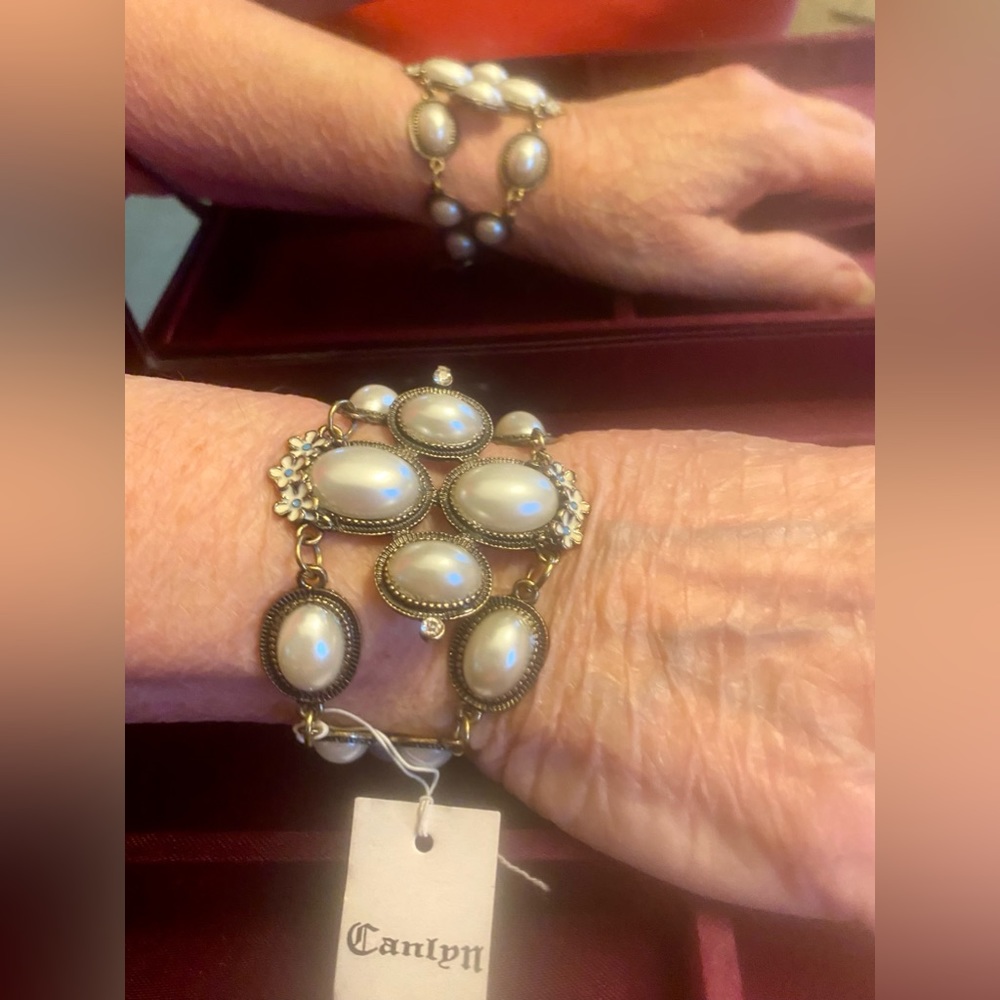 Vintage-looking Faux Pearl and Metal Bracelet w/White and Blue Enamel Flowers